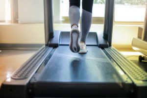 coureur en action sur un tapis de course, vue rapprochée des pieds et chaussures