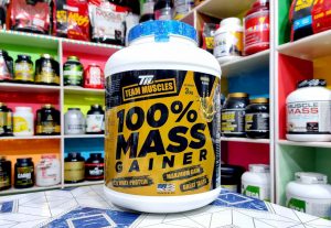 pot de mass gainer 100% team muscles 3kg sur un support de présentation en magasin