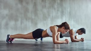 deux personnes en planche frontale, exercice de gainage pour renforcer les abdominaux