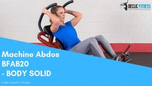 femme utilisant la machine abdominaux BFAB20 Body Solid en salle de sport