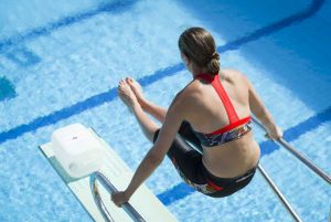 femme sur planche de Swimcross à la piscine pour l'entraînement fitness