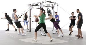 groupe de sportifs pratiquant l'entraînement fonctionnel avec équipement et poids