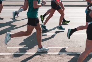 groupe de coureurs en semi-marathon sur route ensoleillée