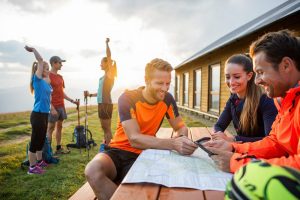 groupe de trailers consultant une carte lors d'un week-end trail en montagne