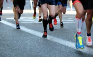 groupe de coureurs en action sur route avec chaussures de running colorées