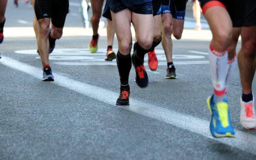 groupe de coureurs en action sur route avec chaussures de running colorées