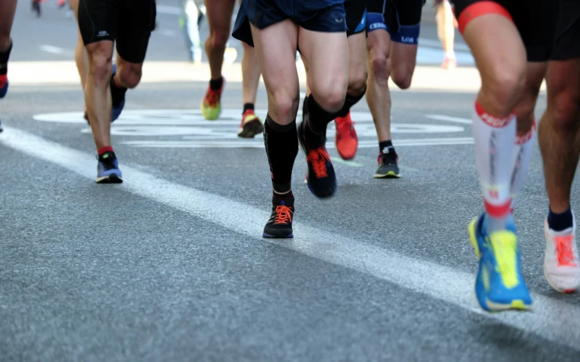 groupe de coureurs en action sur route avec chaussures de running colorées