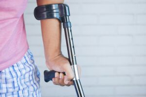 personne tenant un marteau avec brassard de protection pour reprendre le sport
