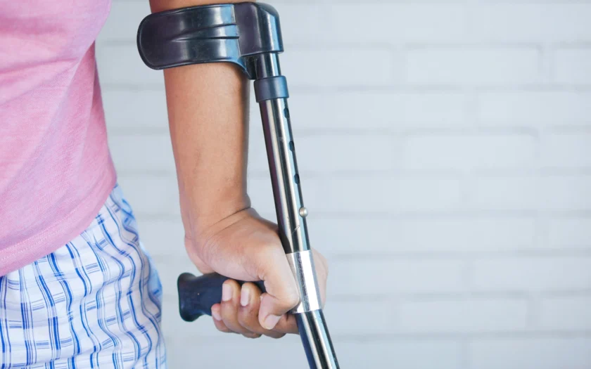 personne tenant un marteau avec brassard de protection pour reprendre le sport